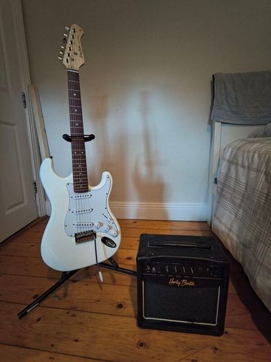 Harley Benton guitar ST-20 WH Standard Series + Harley Benton HB-10G Amp + Thomann bag + stand