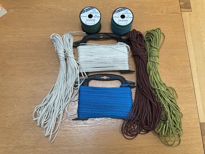 Selection of braids for mousing out halyards and/or as flag halyards