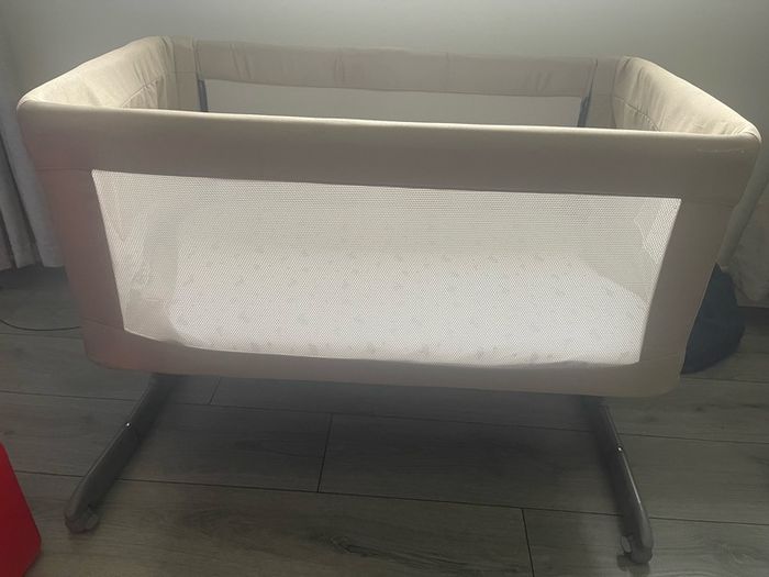 Bedside Crib with two cover sheets