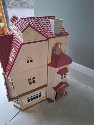 Sylvanian family dolls house and cars
