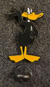 Daffy duck, pin back badge.