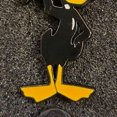 Daffy duck, pin back badge.