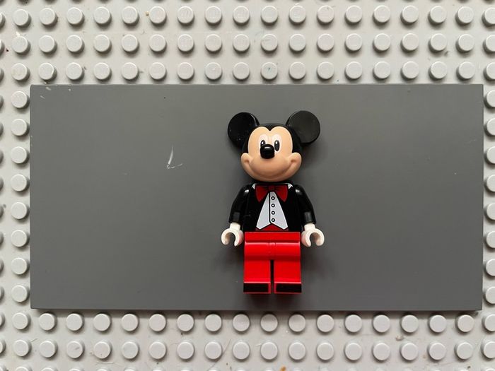 lego disney dis057 Mickey Mouse minifigure- Tuxedo Jacket, Red Bow Tie