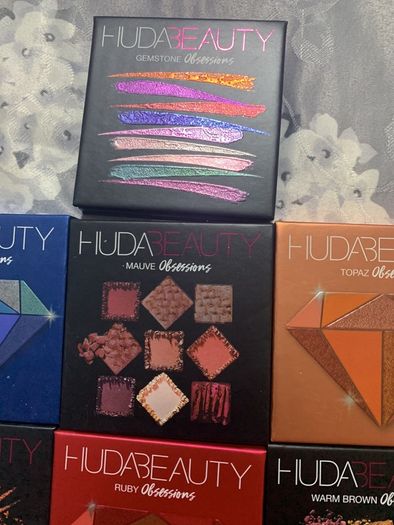 Huda beauty obsession eye shadow palette