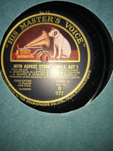 His Master's Voice record album for Gilbert & Sullivan's The Mikado. around 1926 or 1927 The set features 12" 78 RPM shellac records