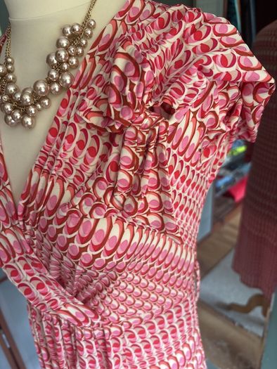 Free Post today ONLY- Avoca Anthology Multi Coloured Pink Faux Wrap Dress with flattering neckline- Size 2 and Free Necklace