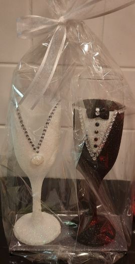 Glitter champagne flutes bride and groom