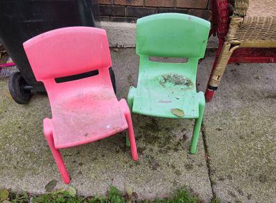 Set of stackable kids chairs
