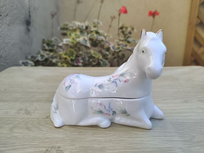 Aynsley "Little Sweetheart" trinket boxes figures
