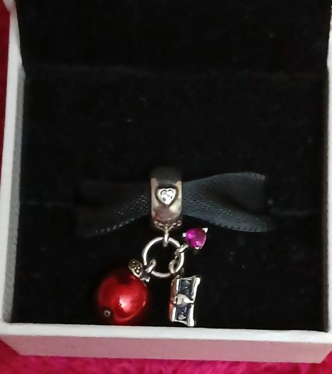 Pandora Disney Snow White apple and heart dangle charm