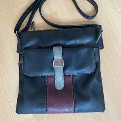 Beautiful ladies shoulder crossbody handbag with adjustable shoulder strap