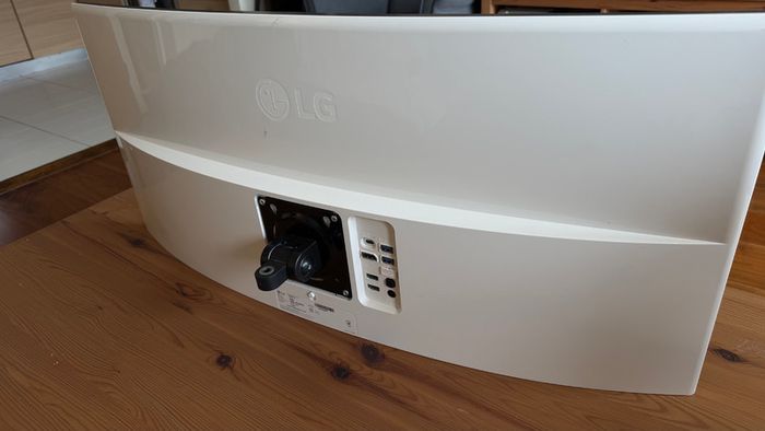 LG 34UC99-W ultrawide monitor in excellent condition.