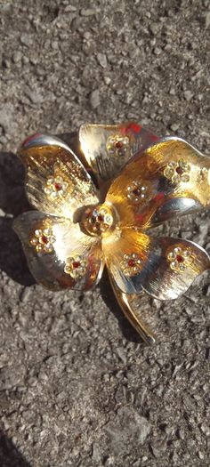 Vintage jewelry is sold individually for 5 to 10 euros