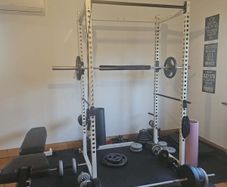 Olympic squad rack with bar (20kg), plates (115kg) and bench
