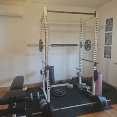 Olympic squad rack with bar (20kg), plates (115kg) and bench