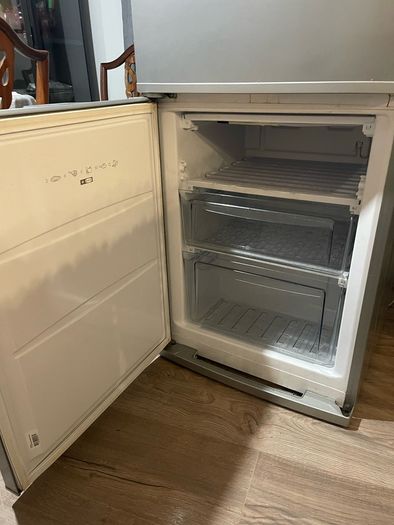 freestanding fridge-freezer