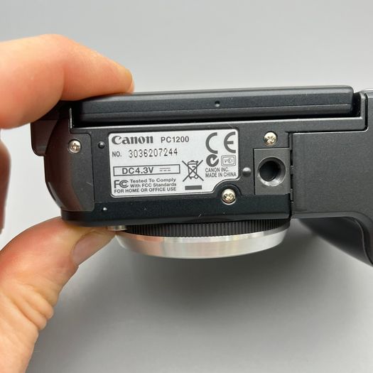 Canon PowerShot A640 10MP Digital Camera Black - Flip Screen