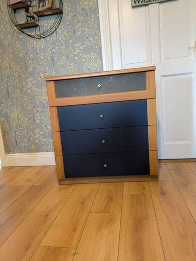 chest of drawers