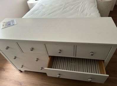 chest of drawers
