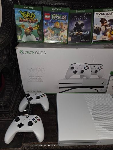 Xbox One S 1TB Box, Controllers, Games