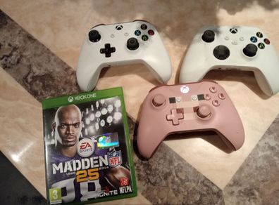 3 Xbox One wireless controllers