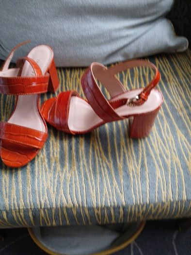 Ladies  Lk bennett  new size 38 uk 5 beautiful sandles classic