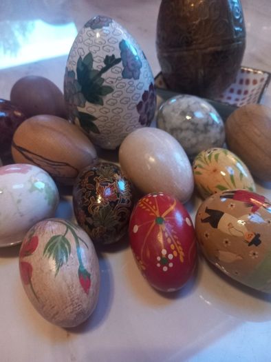 16 eggs, stone, metal, wood, painted, D18 post 8e