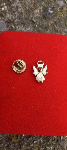 Vintage jewelry is sold individually for 5 to 10 euros