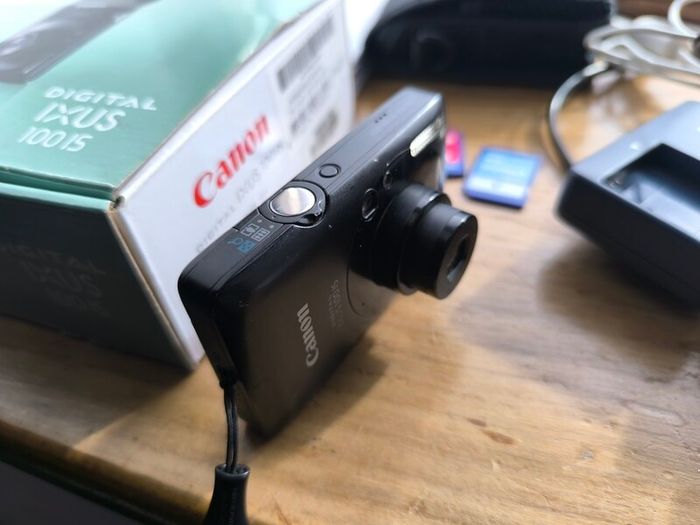 Canon IXUS 100 IS Digital Camera