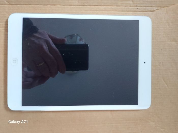 Apple Ipad Mini 2nd Generation 16GB Silver, Excellent cosmetic condition, Activation Locked, for parts or repair