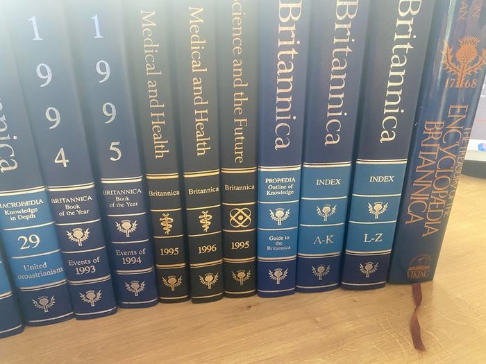 Britannica micro/macropaedia knowledge in depth books