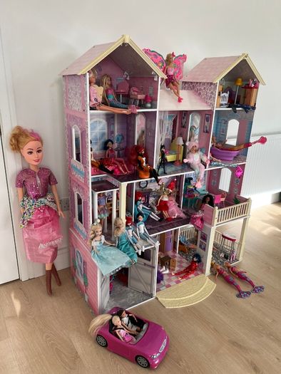 Large playhouse with 30 Barbies and accessories