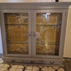 wall mounted cabinet with glass shelves, excellent condition. 95cm wide, 81cm high and 19.5cm deep
