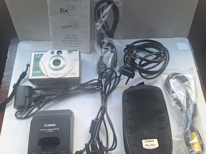 Canon PowerShot S20 3.3MP Vintage Digital Camera Boxed