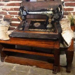 1920s Singer sewing machine with bentwood case