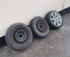 BMW wheel size 17 no cracks, the black ones are size 15