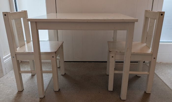 Kids table and chairs