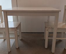 Kids table and chairs