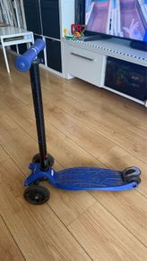 Micro Maxi Plus 3 Wheel Scooter with LED Wheels Blue