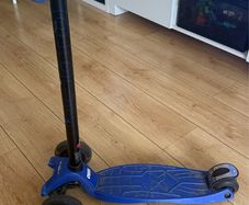 Micro Maxi Plus 3 Wheel Scooter with LED Wheels Blue