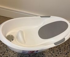 Newborn baby bath