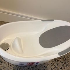 Newborn baby bath