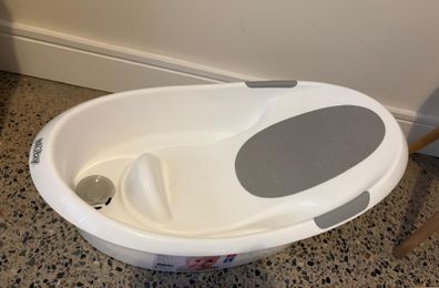 Newborn baby bath