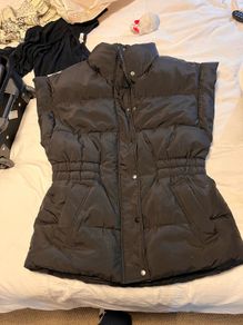 Sleeveless puffer jacket