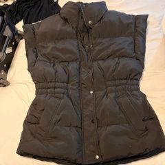 Sleeveless puffer jacket