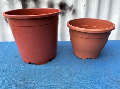 2 plastic flower pots