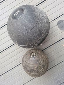 2 x 4kg Medicine Balls