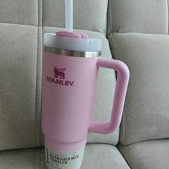 Brand new Stanley Quencher H2.0 FlowState Tumbler  0.89L cherry blossom