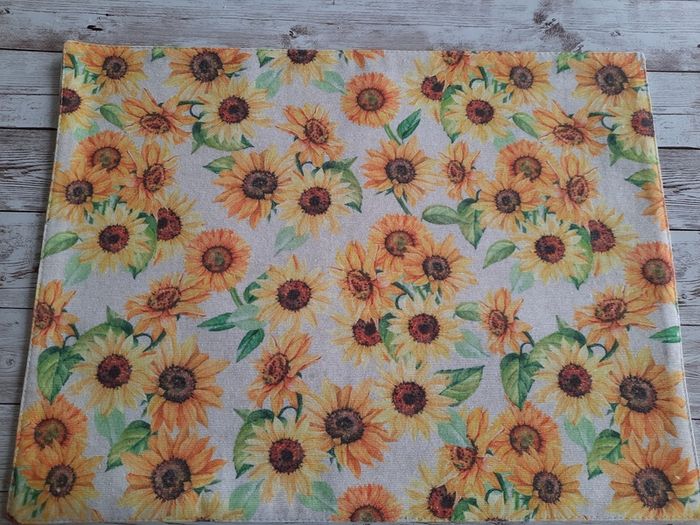 Set of 6 placemats. Matching table runner or cushions  avaliable. Handmade.