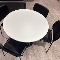 Dining table and 4 chairs - Must Collection